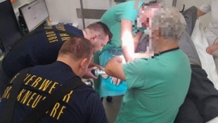 Mit Präzision schnippelte der Bruckneudorfer den Ring vom Finger des Patienten. 