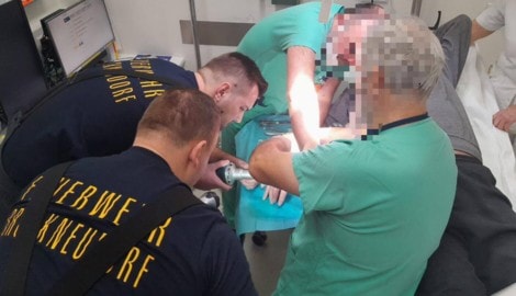 Mit Präzision schnippelte der Bruckneudorfer den Ring vom Finger des Patienten. 