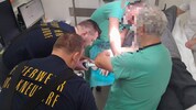 Mit Präzision schnippelte der Bruckneudorfer den Ring vom Finger des Patienten. 