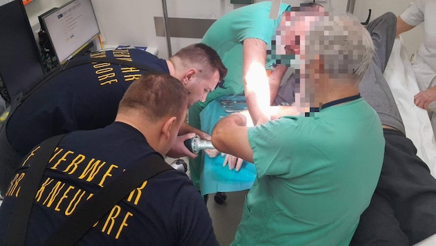 Mit Präzision schnippelte der Bruckneudorfer den Ring vom Finger des Patienten.