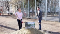 Wiedens Bezirkschefin Lea Halbwidl und Stadtrat Jürgen Czernohorszky beim Spatenstich. Die neue ...