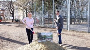 Wiedens Bezirkschefin Lea Halbwidl und Stadtrat Jürgen Czernohorszky beim Spatenstich. Die neue ...