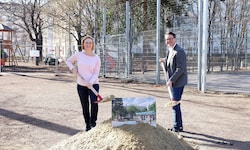 Wiedens Bezirkschefin Lea Halbwidl und Stadtrat Jürgen Czernohorszky beim Spatenstich. Die neue ...