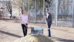 Wiedens Bezirkschefin Lea Halbwidl und Stadtrat Jürgen Czernohorszky beim Spatenstich. Die neue ...