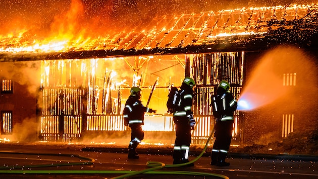 Auch andere Mieter hatten Fahrzeuge in dem Stadel geparkt, der zu Silvester niederbrannte.