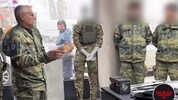 Der Vizeleutnant bei seiner Verkaufsrede vor Rekruten im Army-Shop.