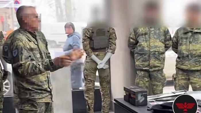 Der Unteroffizier (li.) soll im privaten Army-Shop in Enns die dort angebotenen Waren vor ...