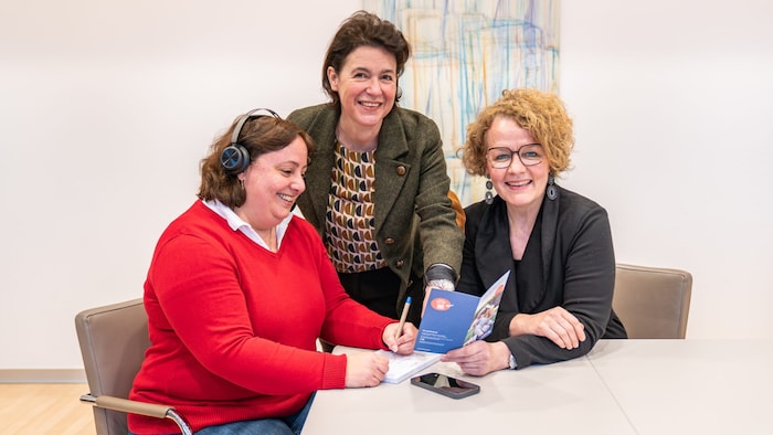 Familienland-Mitarbeiterin Irene Stacher mit Geschäftsführerin Barbara Trettler und Landesrätin ...