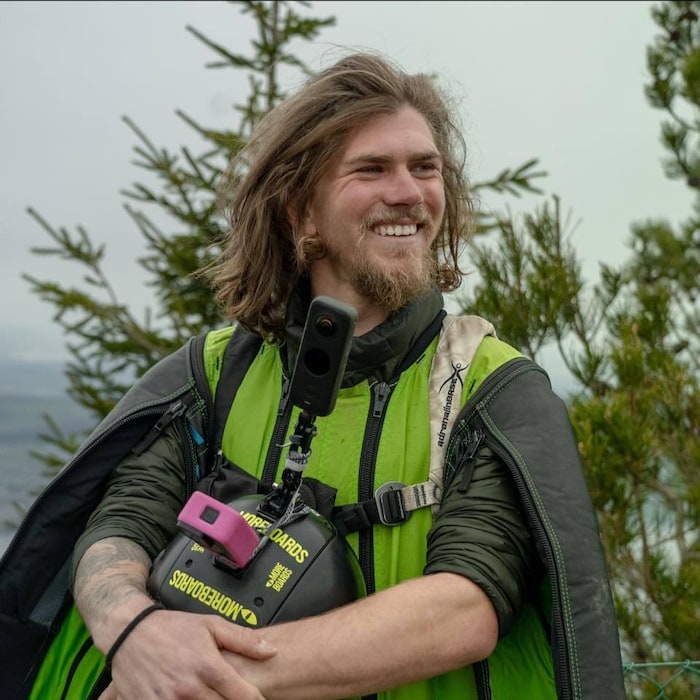 Lukas Loibl ist Wingsuit-Pilot und braucht den Adrenalin-Kick.