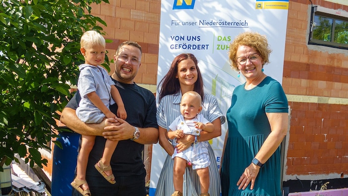 Wohnbau boomt: Darüber freuen sich Familie Burlacu und Landesrätin Teschl-Hofmeister.