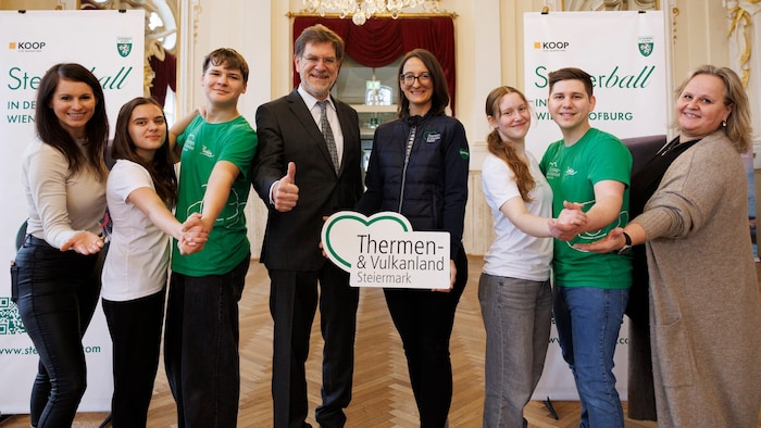 Tanzlehrerinnen Lisa (links) und Claudia Eichler (rechts) mit Andreas Zakostelsky und Veronika ...
