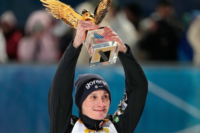 Domen Prevc jubelt über den Tourneesieg!