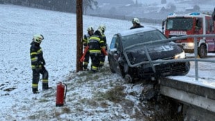 Gersdorf: Auf glatter Straße krachte ein Auto in ein Brückengeländer.  