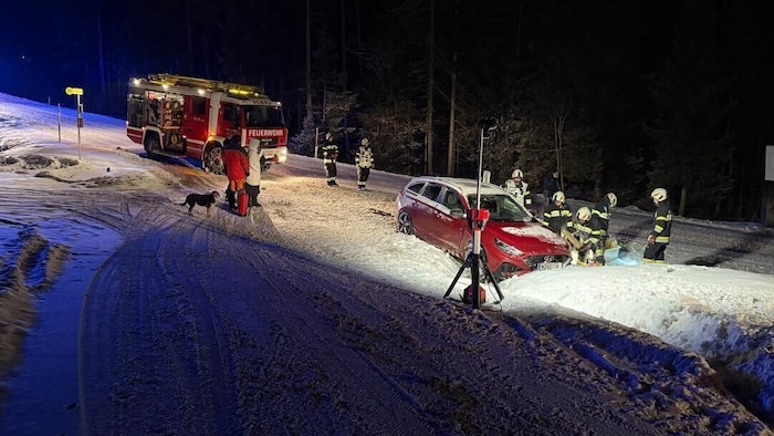 Im tief verschneiten Vornholz rutschte ein Auto in den Graben.