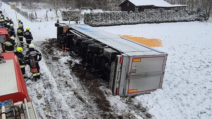 Spektakulärer Unfall bei Feldbach – zum Glück ohne Verletzte.