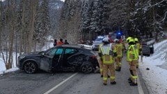 Aufgrund des Unfalls musste die Bundesstraße zwischenzeitlich gesperrt werden.