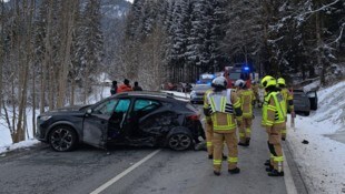 Aufgrund des Unfalls musste die Bundesstraße zwischenzeitlich gesperrt werden.