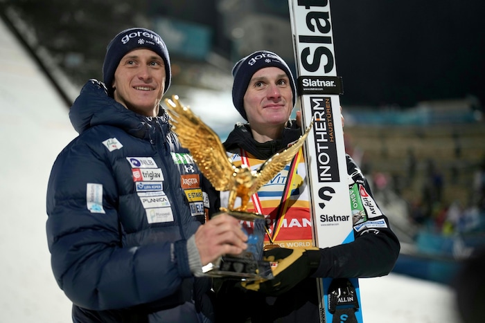 Peter Prevc (li.) und Domen Prevc