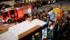 Der Buschauffeur berichtete von einem Angriff auf sein Fahrzeug durch Demonstranten.