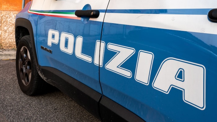 In der Nähe des Hauptbahnhofs von Bologna ist ein Zugbegleiter (34) der italienischen ...