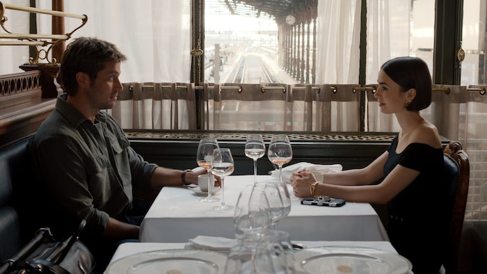 Die Fans von „Emily in Paris“ fragen sich wohl: Wie geht es mit Gabriel und Emily in Staffel 6 ...