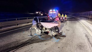 Der Pkw wurde massiv beschädigt.