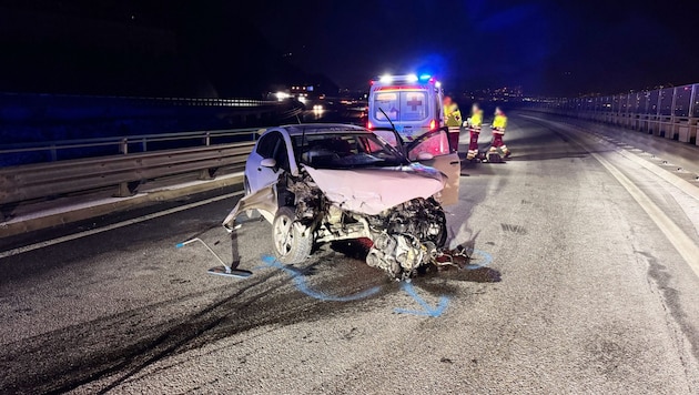 Der Pkw wurde massiv beschädigt.