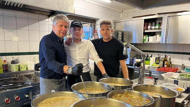 Rudolf Tomaschitz-Türk mit seinen Söhnen Tobias und Marco vor den gefüllten Ritschert-Kesseln. ...