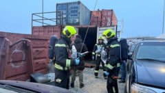 Atemschutz-Einsatz für die Feuerwehr Himberg. Eine Person wurde mit dem Notarzthubschrauber ins ...