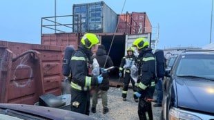 Atemschutz-Einsatz für die Feuerwehr Himberg. Eine Person wurde mit dem Notarzthubschrauber ins ...