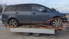 Das Unfallfahrzeug wurde auf einem zu kleinen Anhänger transportiert – dafür setzte es eine ...