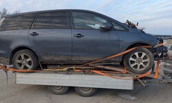 Das Unfallfahrzeug wurde auf einem zu kleinen Anhänger transportiert – dafür setzte es eine ...