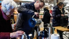 Unschuldige Berliner wärmen sich wegen des Stromattentats in Notunterkünften.