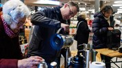 Unschuldige Berliner wärmen sich wegen des Stromattentats in Notunterkünften.