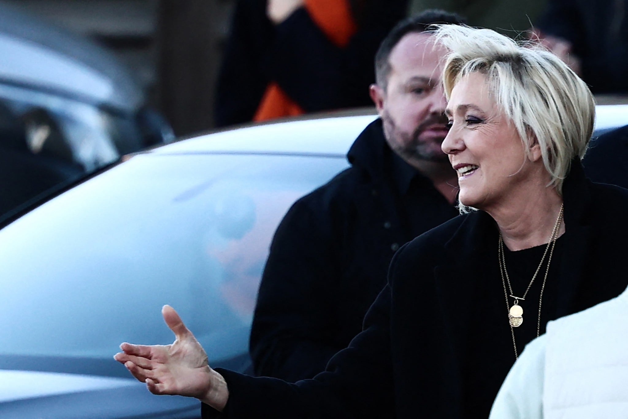 Marine Le Pen vor der Trauerfeier für Brigitte Bardot in Saint-Tropez