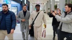 Nwaiwu mit Manager Dudu Dahan am Flughafen von Istanbul