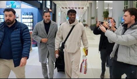 Nwaiwu mit Manager Dudu Dahan am Flughafen von Istanbul