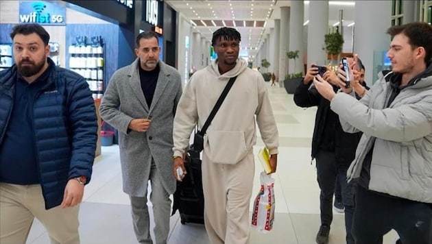 Nwaiwu mit Manager Dudu Dahan am Flughafen von Istanbul