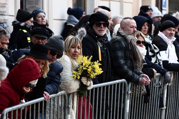 Auch zahlreiche Fans waren gekommen, um Brigitte Bardot die letzte Ehre zu erweisen und die ...