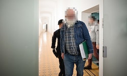 Auch der ältere Täter soll laut Anklage sexuelle Handlungen an den Kindern durchgeführt haben.