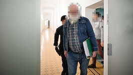 Auch der ältere Täter soll laut Anklage sexuelle Handlungen an den Kindern durchgeführt haben.