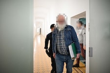 Auch der ältere Täter soll laut Anklage sexuelle Handlungen an den Kindern durchgeführt haben.