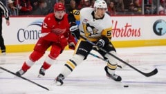 Marco Kasper (li.)  ist mit Detroit im Hoch, läuft aber Toren hinterher