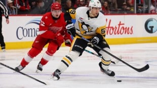 Marco Kasper (li.)  ist mit Detroit im Hoch, läuft aber Toren hinterher