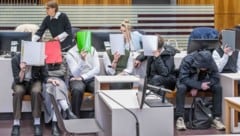 Die Angeklagten waren vor Gericht sehr fotoscheu.