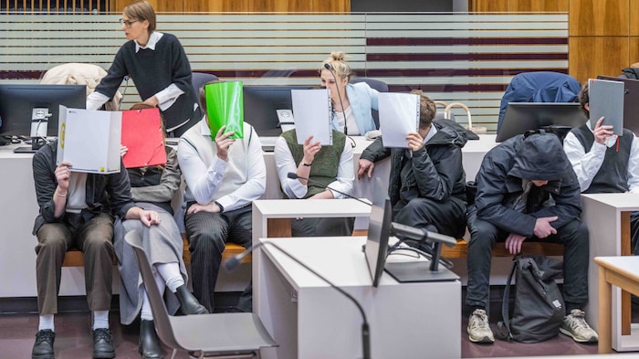 Die Angeklagten waren vor Gericht sehr fotoscheu.