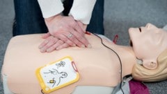 Ein Defibrillator unterstützt bei der Wiederbelebung, ist aber kein Ersatz für eine ...