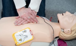 Ein Defibrillator unterstützt bei der Wiederbelebung, ist aber kein Ersatz für eine ...