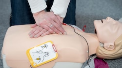 Ein Defibrillator unterstützt bei der Wiederbelebung, ist aber kein Ersatz für eine ...