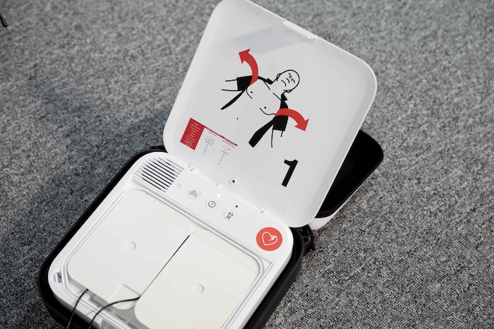 Ein Defibrillator ist so gebaut, dass ihn Laien problemlos nutzen können.